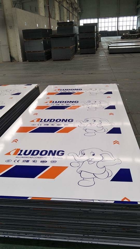 พานอลูมิเนียมประกอบ PVDF พร้อมเคลือบ Nano-PVDF และสีนาโนเมตรที่ทําความสะอาดเองสําหรับการตกแต่งสถาปัตยกรรมที่หรูหราและ 15-