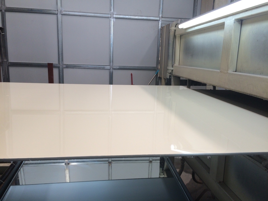 OEM ผนังป้องกันอัลลูมิเนียมผนังประกอบที่มีความสว่างสูงและความหนา 0.022mm-0.050mm Alu Coil