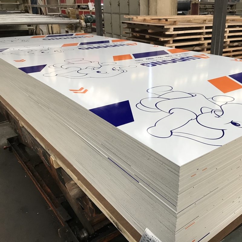 พานอลูมิเนียมผสมผสมแบบปรับแต่งกันน้ํา Alucbond นุ่มนวล กันไฟ สําหรับผ้าม่าน