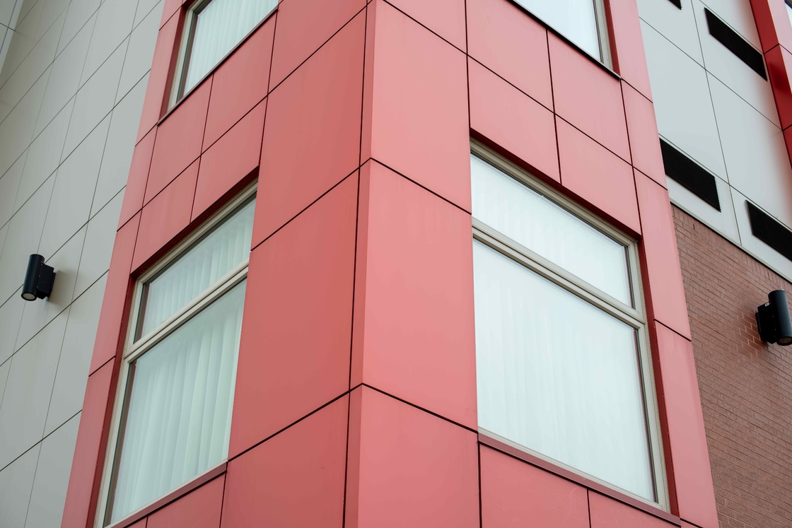3050mm ความยาว Brushed Aluminium Polyvinylidene Fluoride Panel สําหรับพื้นผิวเรียบและทนทาน