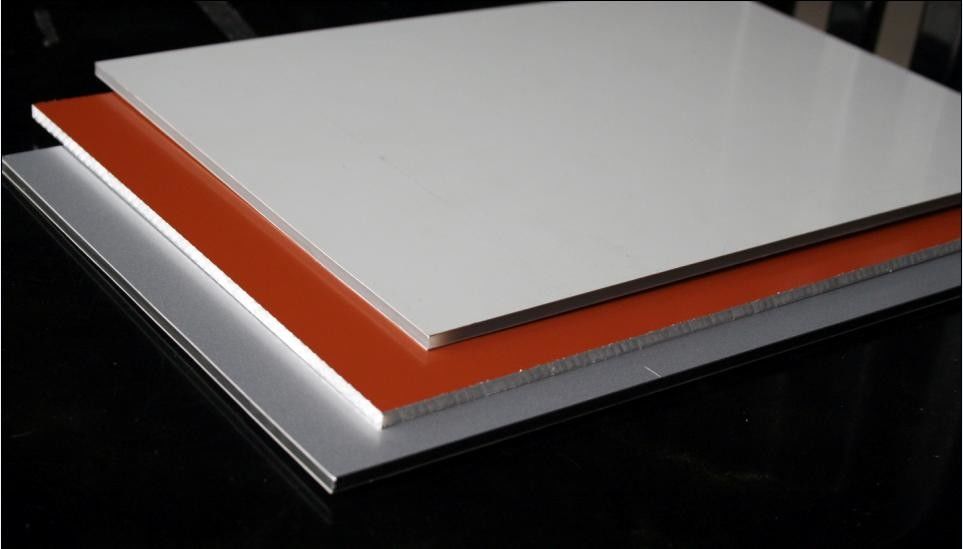 แผ่นผสมอัลลูมิเนียมแบบกระจกกระจกสูง ACP Alucobond Drawing สําหรับแผ่นป้ายโฆษณา ผ้าม่านและตกแต่งภายใน