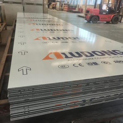 พานอลูมิเนียมผสม PVDF เรียบเรียบสําหรับการป้องกันเพดานระยะยาว