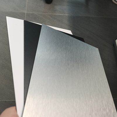 พาร์ติชั่น PE แผงอลูมิเนียมคอมโพสิตแฟลชแผ่น ACP สีเงินสำหรับตกแต่งภายใน